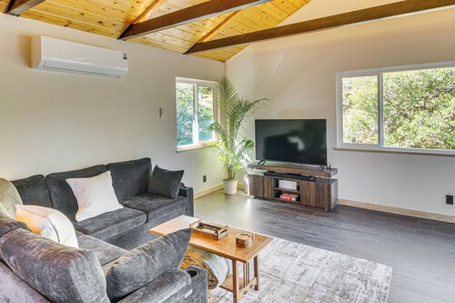 Walk to Village! Romantic Pine Mtn Nature Escape