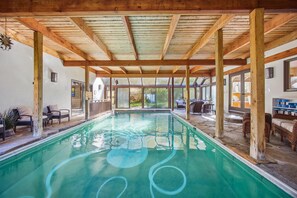Una piscina cubierta, una piscina climatizada