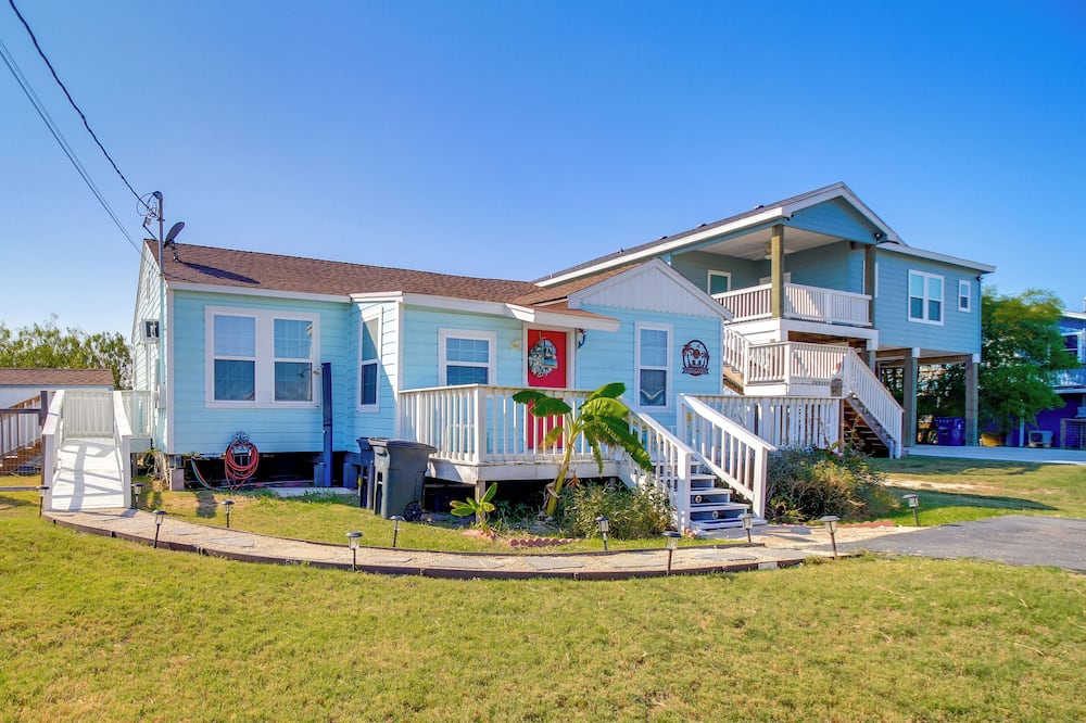 Canal-front Home w/ Deck: 6 Mi to Rockport Beach - Woodsboro, TX