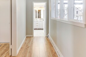 House (3 Bedrooms) | Interior - 2 Mi to Uscg Academy! Convenient New London Home (New London)