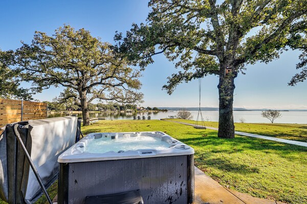 Modern, Spacious! Lake Buchanan Retreat W/ Hot Tub - Lake Buchanan, TX