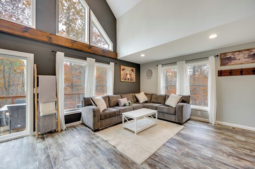 White Mtns Holiday Home! Cabin 1 Mi to Skiing