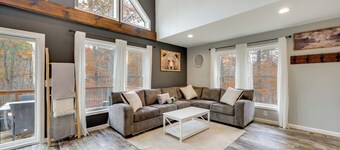 White Mtns Holiday Home! Cabin 1 Mi to Skiing