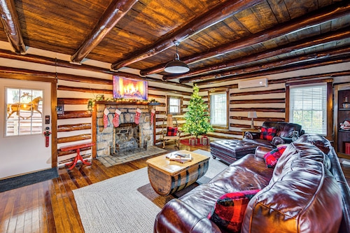 Family Holiday Cabin in Kentucky w/ Hot Tub!