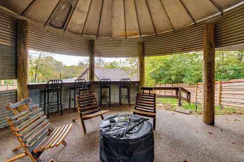Family Holiday Cabin in Kentucky w/ Hot Tub!
