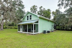 House (4 Bedrooms) | Interior - 1/2 Mi to Sapelo River: Family Home w/ Large Yard (Townsend)