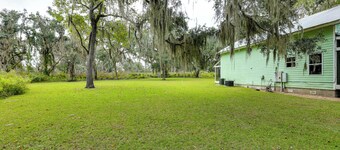 1/2 Mi to Sapelo River: Family Home w/ Large Yard