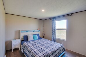 Interior - Secluded El Reno Retreat w/ Private Fishing Lake! (El Reno)