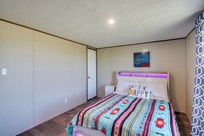 Interior - Secluded El Reno Retreat w/ Private Fishing Lake! (El Reno)