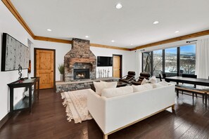 Fernseher, Kamin, DVD-Player, Bücher