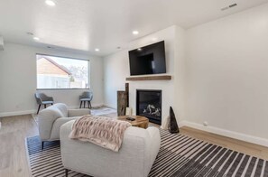 Televisión, chimenea y oficina 