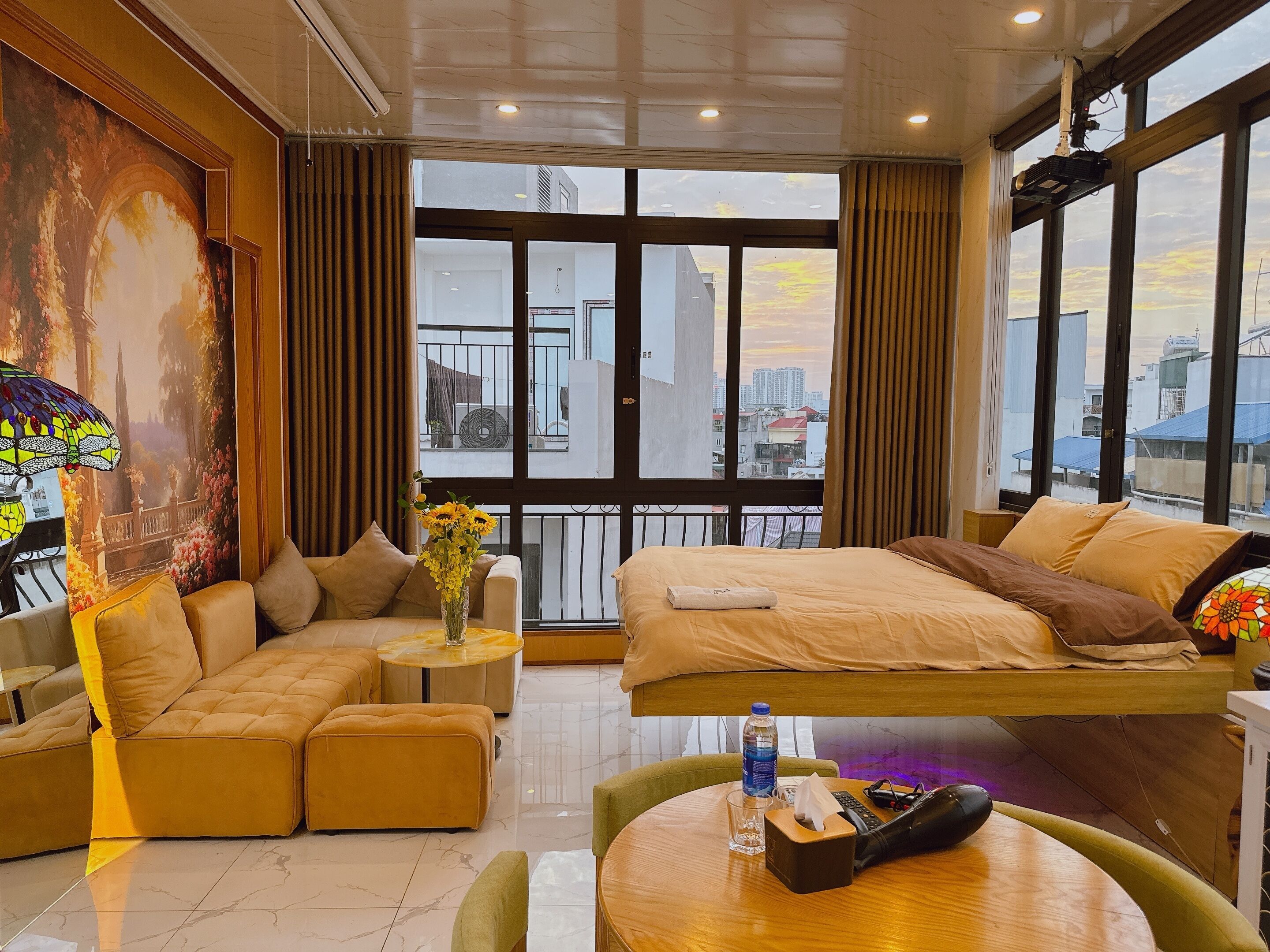 Estudio Deluxe, balcón, vista a la ciudad | Ropa de cama de alta calidad y escritorio 