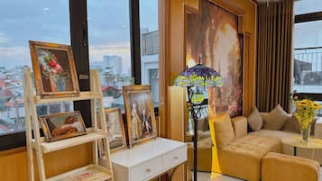 デラックス スタジオ バルコニー シティビュー | 高級寝具、デスク、ノートパソコン用作業スペース、WiFi (無料)