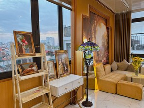 デラックス スタジオ バルコニー シティビュー | 高級寝具、デスク、ノートパソコン用作業スペース、WiFi (無料)