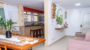Een functionele ruimte met een eethoek, keuken en zithoek.