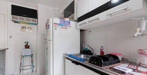 Réfrigérateur, micro-ondes, plaque de cuisson, blender