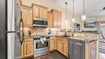 Kylskåp, mikrovågsugn, ugn och spishäll