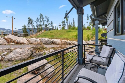 Upscale 3 bed, 2 private decks, garage, walk to downtown Grand Lake.