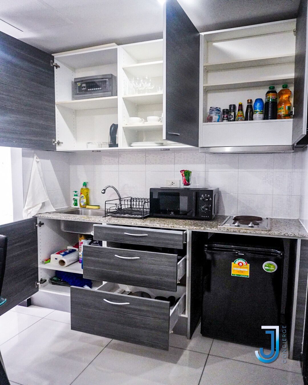 冷蔵庫、電子レンジ、オーブン、コンロ