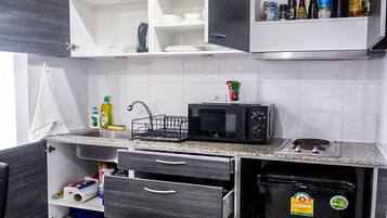 Een koelkast, een magnetron, een oven, een kookplaat