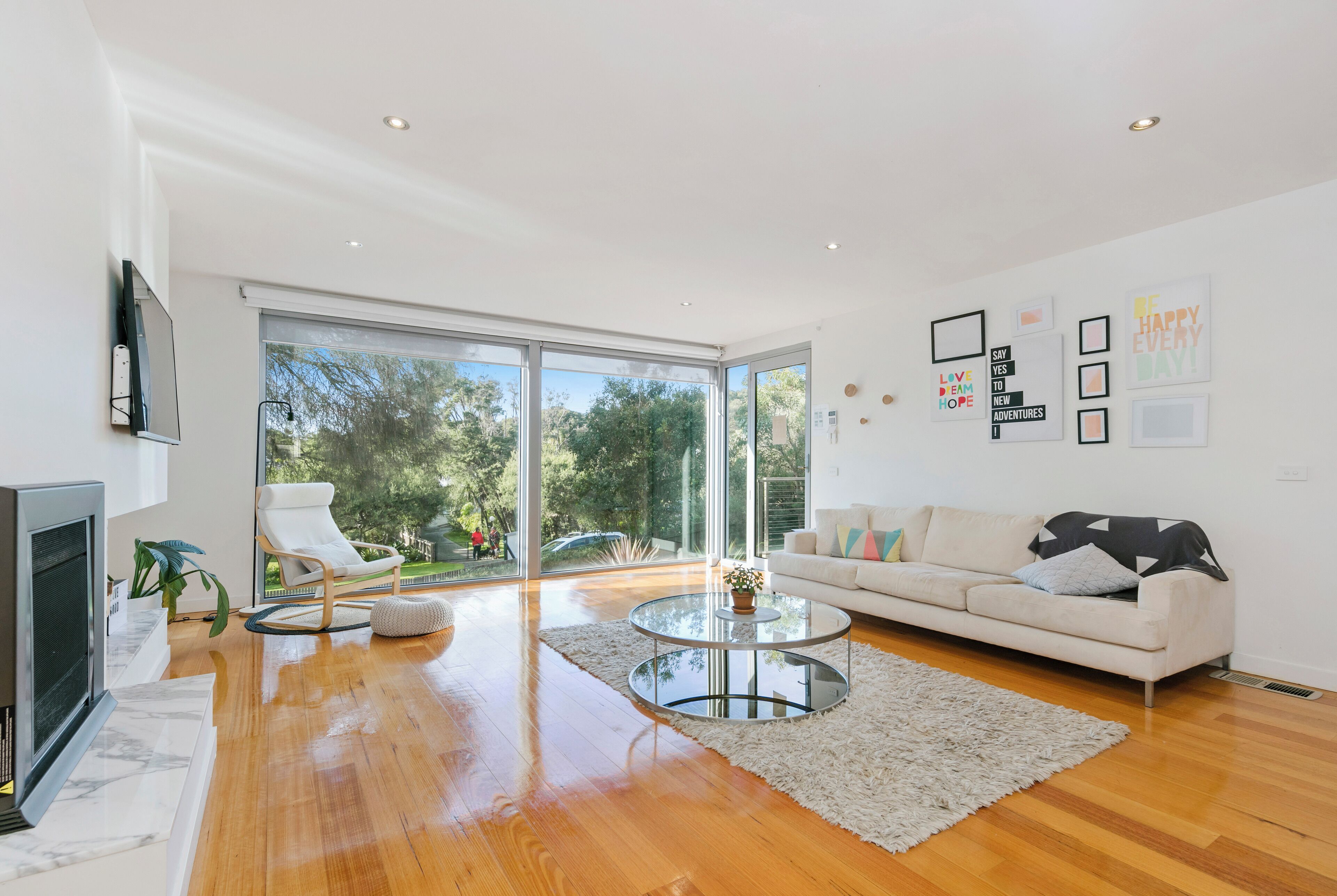 Smart-tv, pejs, kontorer