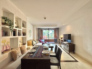 Smart TV, books - Hua Hin Beach Front Condo - Family Suite Room at Las Tortugas (Tambon Nong Kae)