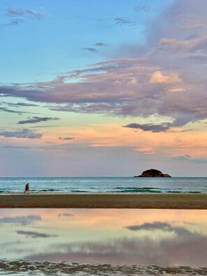 Sun-loungers - Hua Hin Beach Front Condo - Family Suite Room at Las Tortugas (Tambon Nong Kae)
