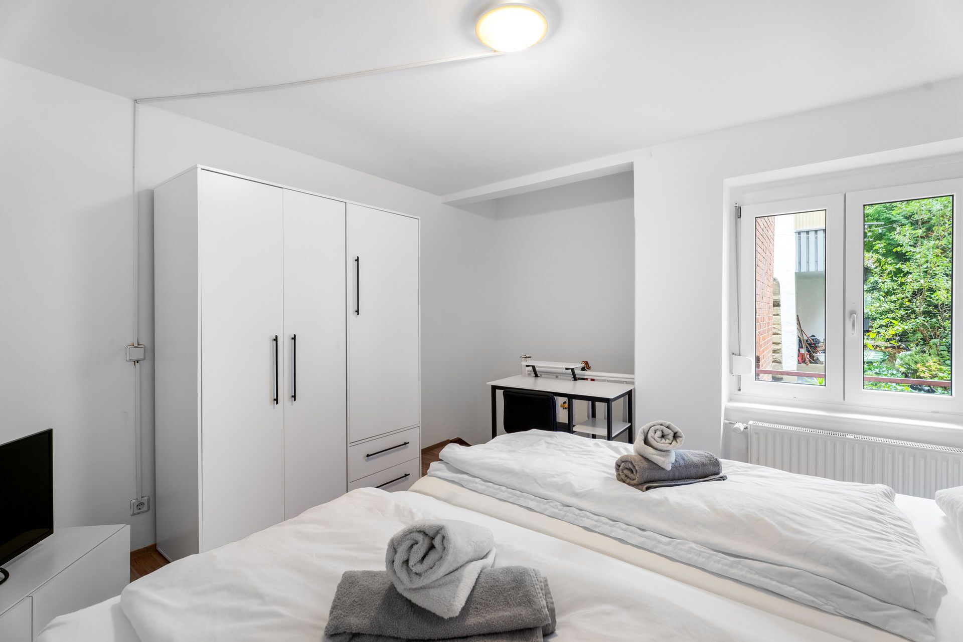 2 bedrooms, in-room safe, desk, iron/ironing board