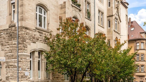 A multi-story building with a stone facade, multiple windows, and balconies. - EXQUIS Luxus 3-Room Maisonette I Stuttgart West Schwabstraße Train Station (Stuttgart)