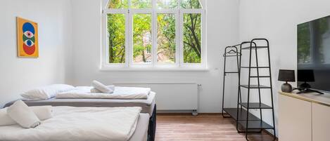 2 bedrooms, in-room safe, desk, iron/ironing board