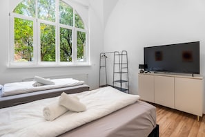 2 habitaciones, caja de seguridad en la habitación y escritorio