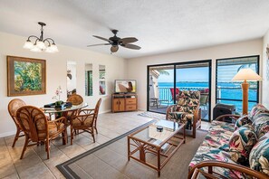 Living area - Great Ocean Views Wifi Free Concierge Top Floor - Vrkcv (Kailua-Kona)