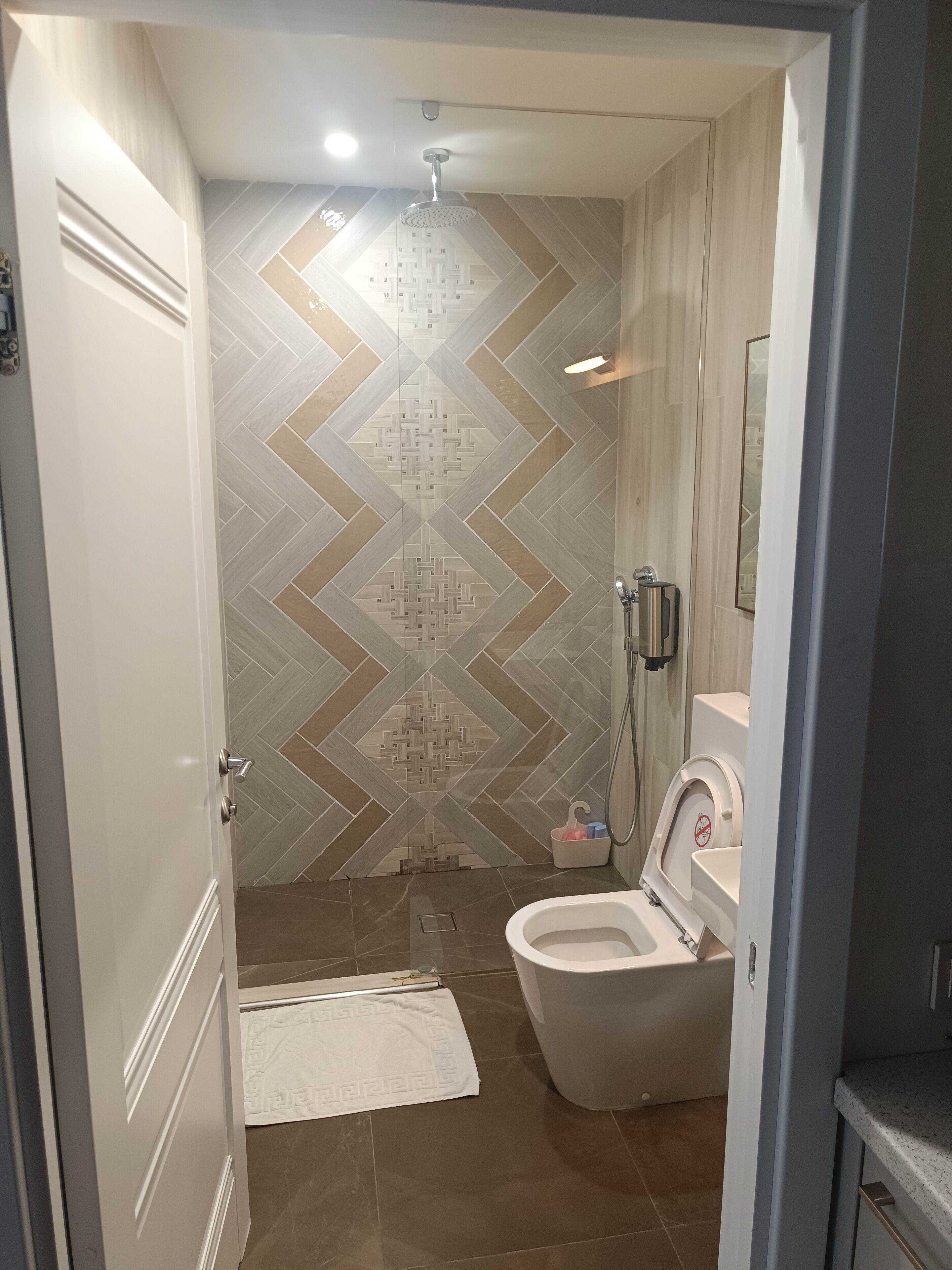 Douche, sèche-cheveux, serviettes fournies, savon