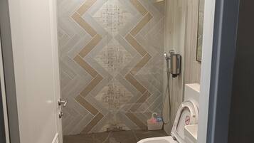 Dutxa, assecador de cabells, tovalloles i sabó