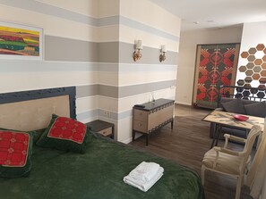 Tabla de planchar con plancha, wifi y ropa de cama 