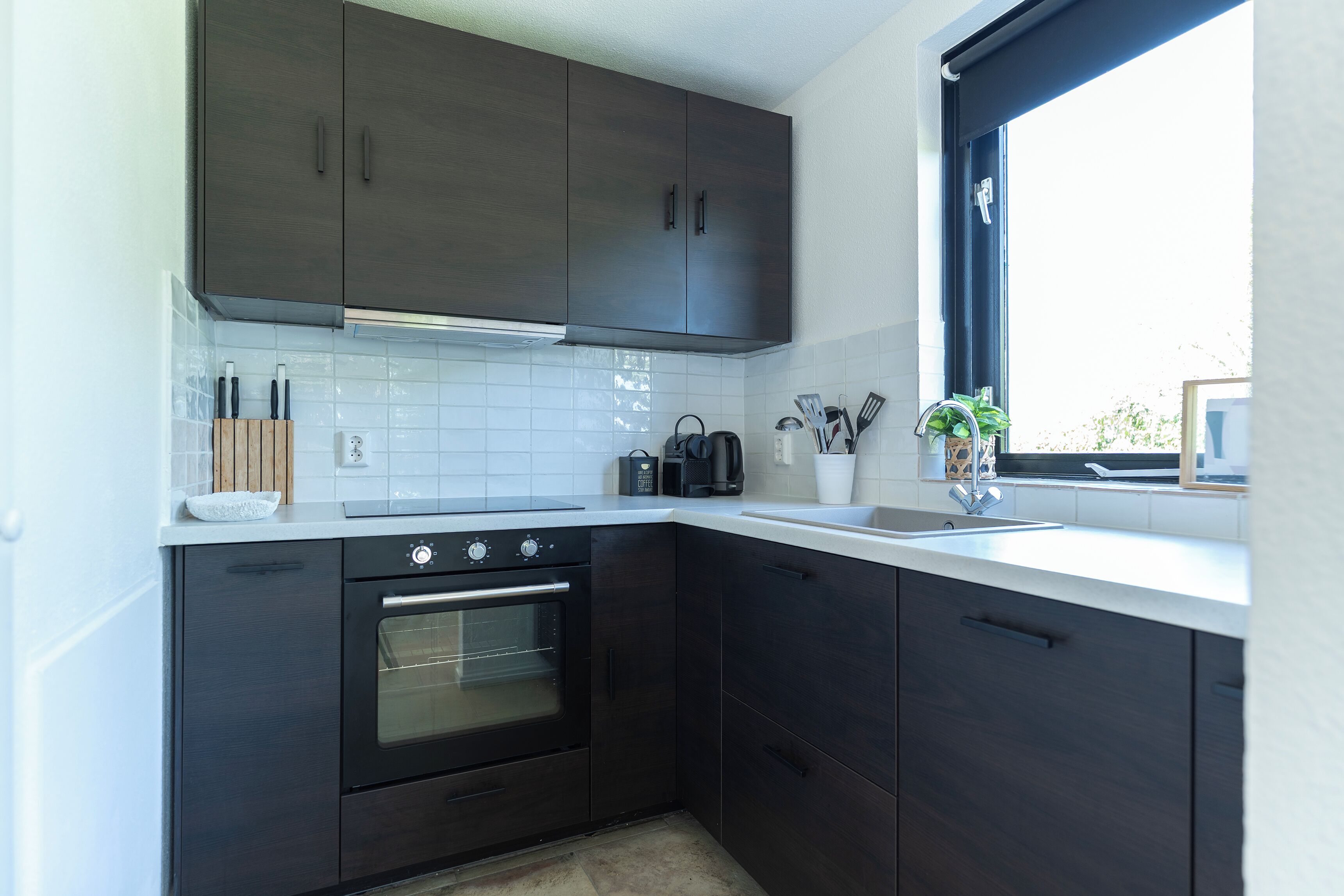 Een koelkast, een oven, een vaatwasser, een koffiezetapparaat/waterkoker