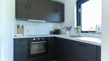 Kylskåp, ugn, diskmaskin och kaffe- och tebryggare