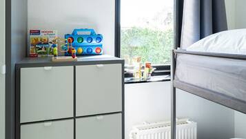 3 slaapkamers, een strijkplank/strijkijzer, reisbedje, gratis wifi