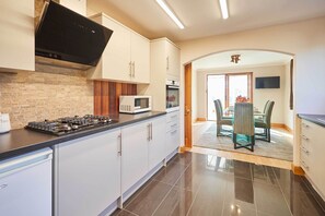 Jääkaappi, mikroaaltouuni, uuni, liesi