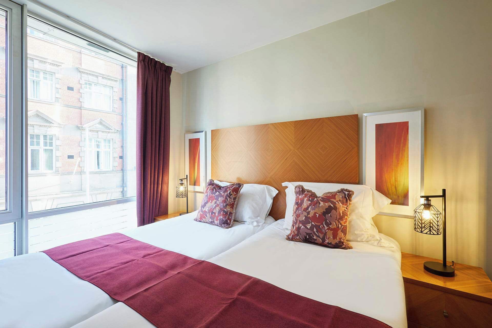 2 dormitoris, planxa i posts de planxar i roba de llit 