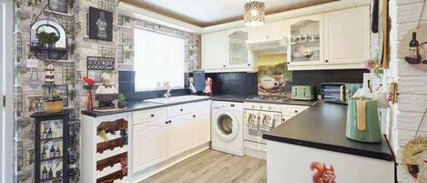 Køleskab, mikrobølgeovn, ovn, kogeplade