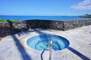 Pool - Top Floor Nice Ocean View Close to Town! - Vrkcv (Kailua-Kona)