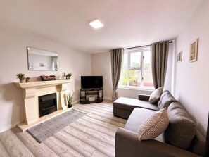 TV, fireplace - 2BR City Centre Apt | Sleeps 6 | Parking | WiFi (Londonderry)