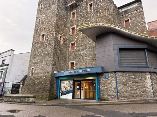 2BR City Centre Apt | Sleeps 6 | Parking | WiFi