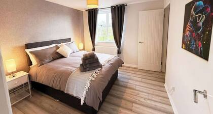 2BR City Centre Apt | Sleeps 6 | Parking | WiFi