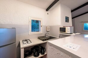 Private kitchen - Villa "Pinarello" 35m²-2/4 pers, Rondinara, Bonifacio (Bonifacio,)