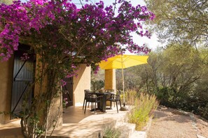 Outdoor dining - Villa "Pinarello" 35m²-2/4 pers, Rondinara, Bonifacio (Bonifacio,)
