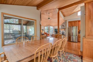 Dining - Perfect Sunriver Retreat, A/C, Hot Tub, Bikes, and SHARC passes (Sunriver)