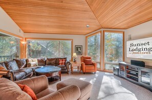 TV, fireplace, DVD player, books - Perfect Sunriver Retreat, A/C, Hot Tub, Bikes, and SHARC passes (Sunriver)