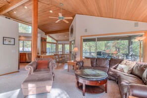 TV, fireplace, DVD player, books - Perfect Sunriver Retreat, A/C, Hot Tub, Bikes, and SHARC passes (Sunriver)